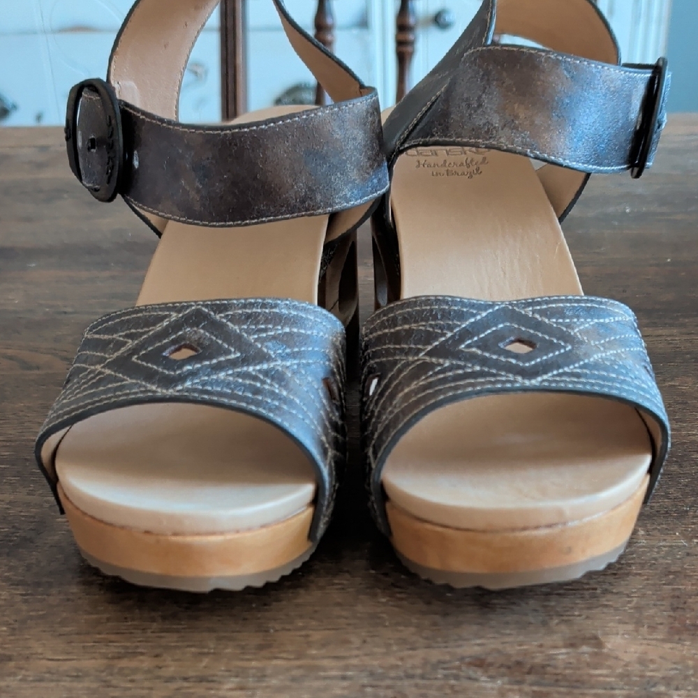 Dansko Metallic Silver Leather Cutout Buckle Sandals, Never Worn!! - Picture 3 of 8